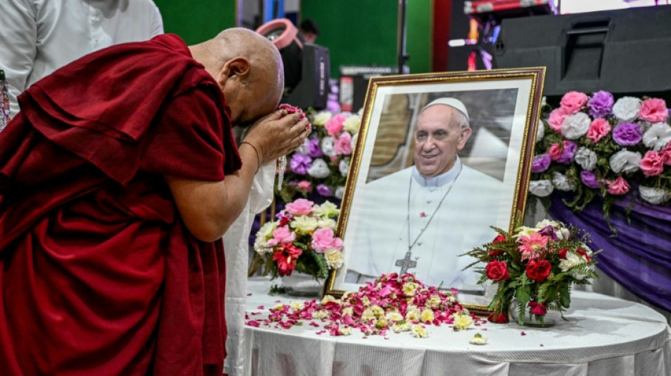 Le pape est mort d'un AVC à 88 ans, suscitant une émotion planétaire