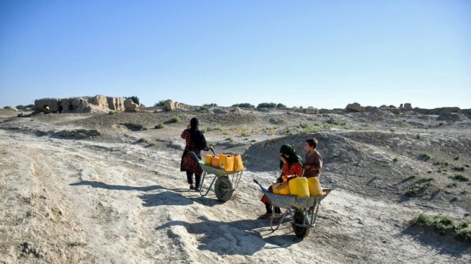 Seca e inundações repentinas forçam afegãos a abandonar suas casas