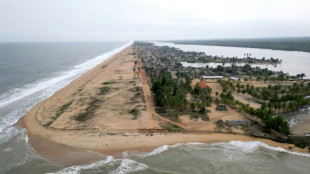 En Costa de Marfil exhuman a familiares ante el avance del mar que engulle cementerios