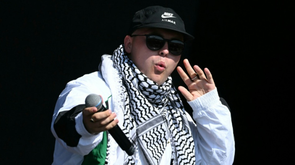 Un rapero del trío norirlandés Kneecap es juzgado en Londres por apoyo a Hezbolá