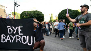 Macron nomeia S&eacute;bastien Lecornu, titular da Defesa, como primeiro-ministro