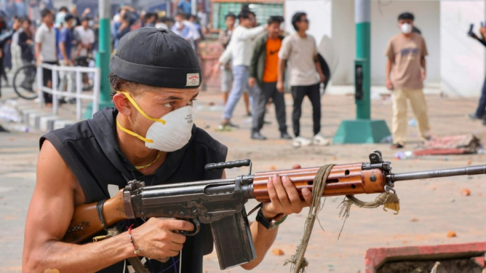 Manifestantes queman el Parlamento en Nepal y renuncia el primer ministro, tras la represión de las protestas