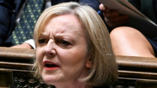 Primera ministra brit&aacute;nica dimite acorralada tras seis semanas en el cargo