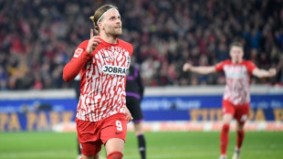 'Panicky' Bayern held in Freiburg to give Leverkusen title advantage