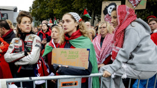 Marea humana en Amsterdam vestida de rojo en apoyo a los palestinos 