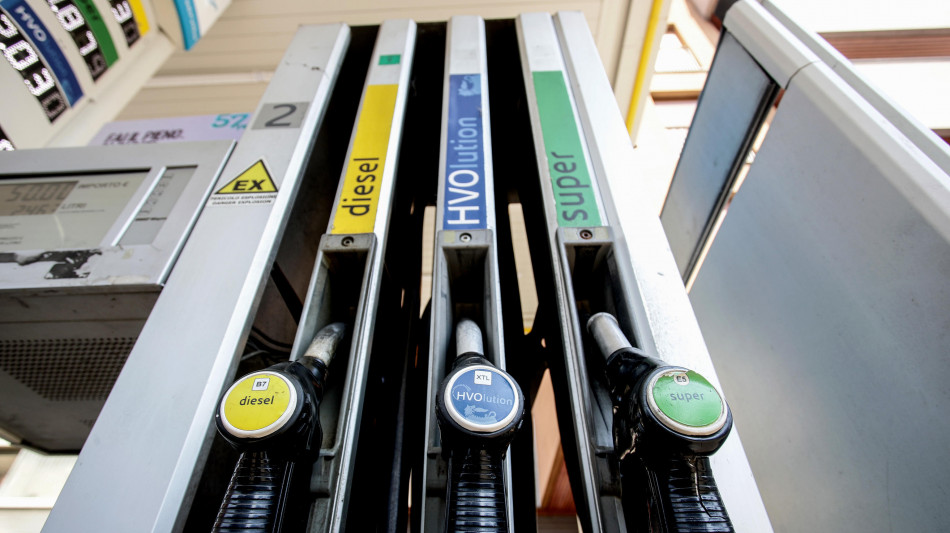 Mimit, prezzo medio benzina self sale a 1,986, diesel cala a 2,180