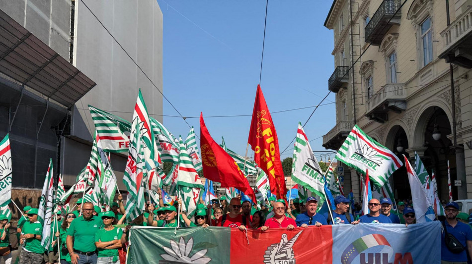 Migliaia di metalmeccanici a Torino, 'vogliamo il contratto'