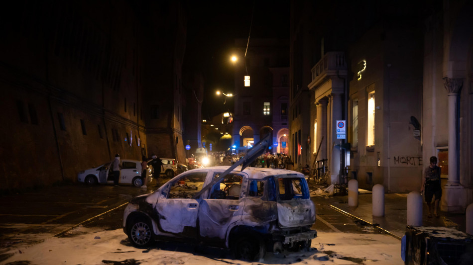 Guerriglia a Bologna fino a notte, incendiata anche un'auto del Comune