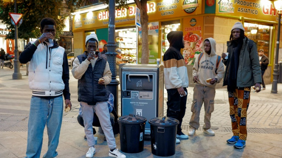 Risas y penas de j&oacute;venes sin papeles en su primer ramad&aacute;n en Madrid