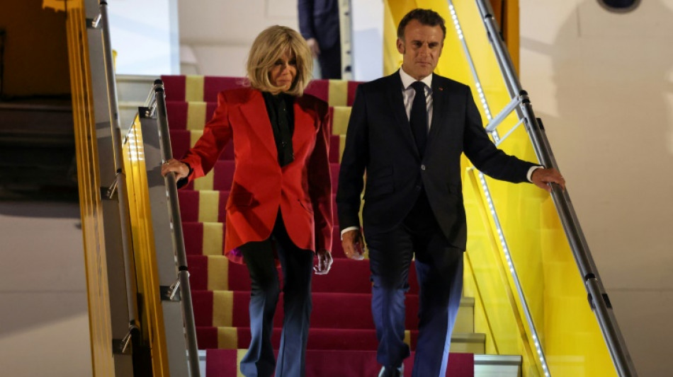 Macron desmiente pelea con su mujer tras incidente a su llegada a Vietnam