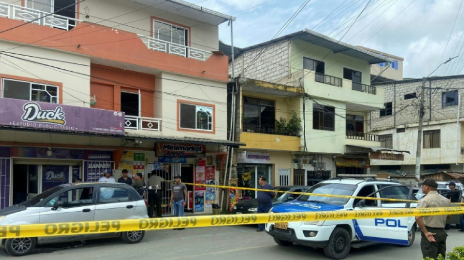 Dois prefeitos assassinados e uma crise el&eacute;trica abalam Equador antes de referendo