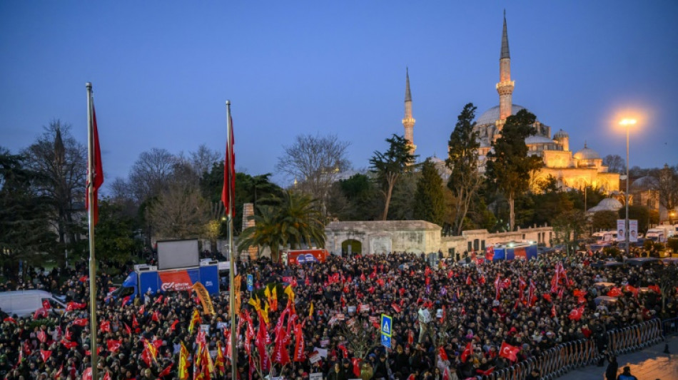 Oposi&ccedil;&atilde;o turca denuncia 'golpe de Estado' ap&oacute;s pris&atilde;o de principal advers&aacute;rio de Erdogan