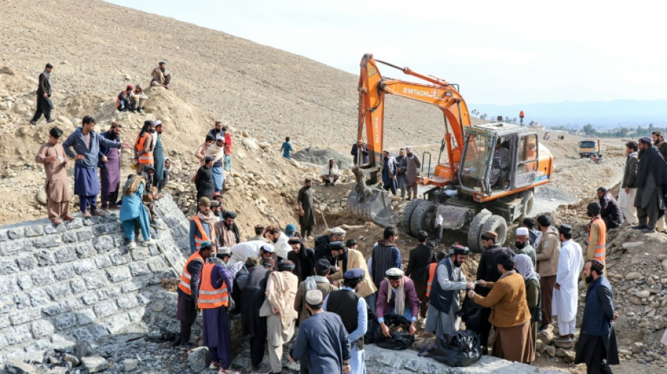 Talibãs anunciam descoberta de vala comum escavada há décadas no Afeganistão