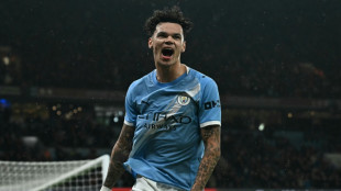 Man City close on Arsenal, Liverpool end Sunderland's unbeaten home run