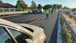 Auto si ribalta in A14, morta una donna e grave bimbo di 6 mesi