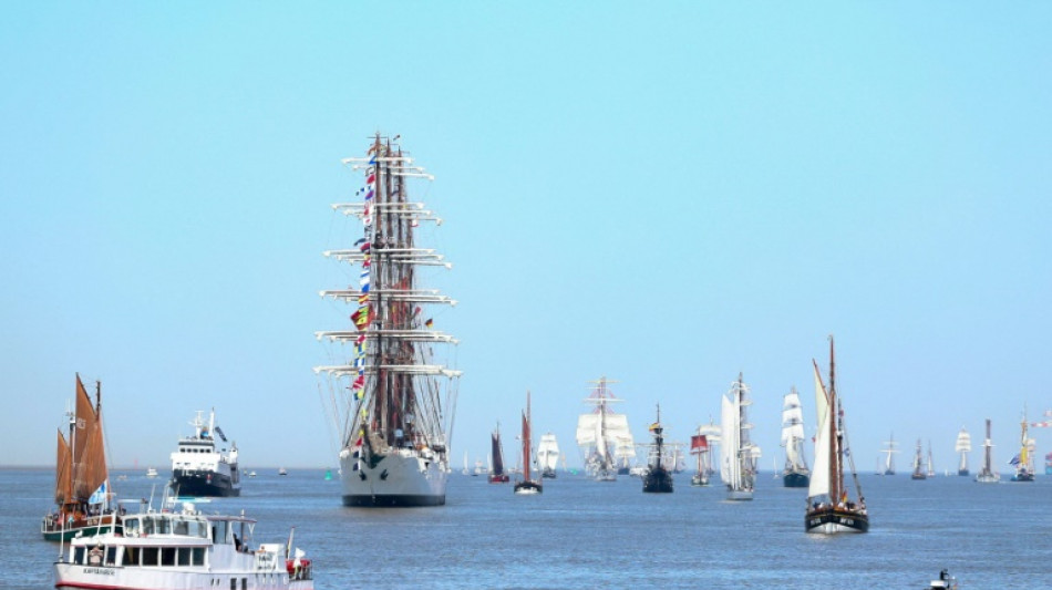 Schiff ger&auml;t bei Einlaufparade f&uuml;r Sail-Festival in Bremerhaven in Brand
