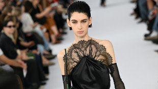 Givenchy volta &agrave;s origens, Gauch&egrave;re questiona o frenesi da mulher moderna