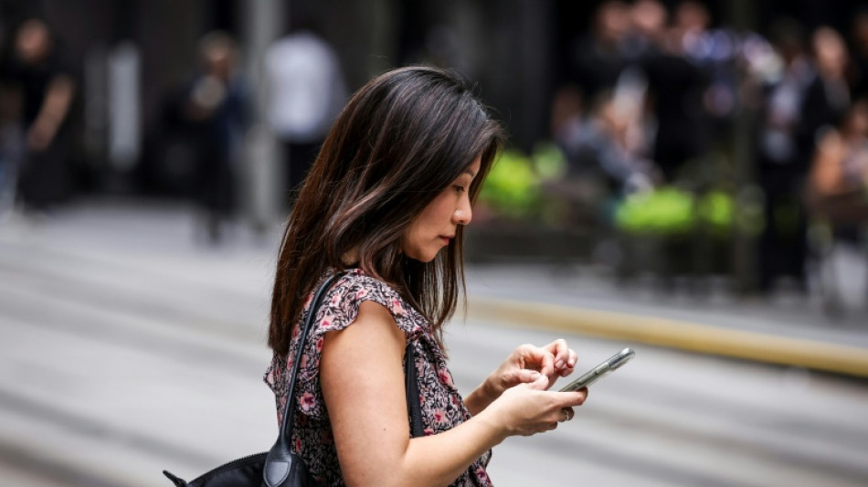 Deutsche nutzen Smartphone im Schnitt drei Stunden am Tag