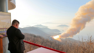 L&iacute;der norte-coreano supervisiona teste de motor de foguete de combust&iacute;vel s&oacute;lido