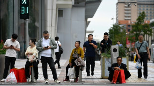 Atividade industrial e consumo desaceleram na China em meio a dificuldades econômicas