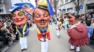 Hunderttausende feiern Rosenmontagszüge am Rhein - mit viel Spott für Politik