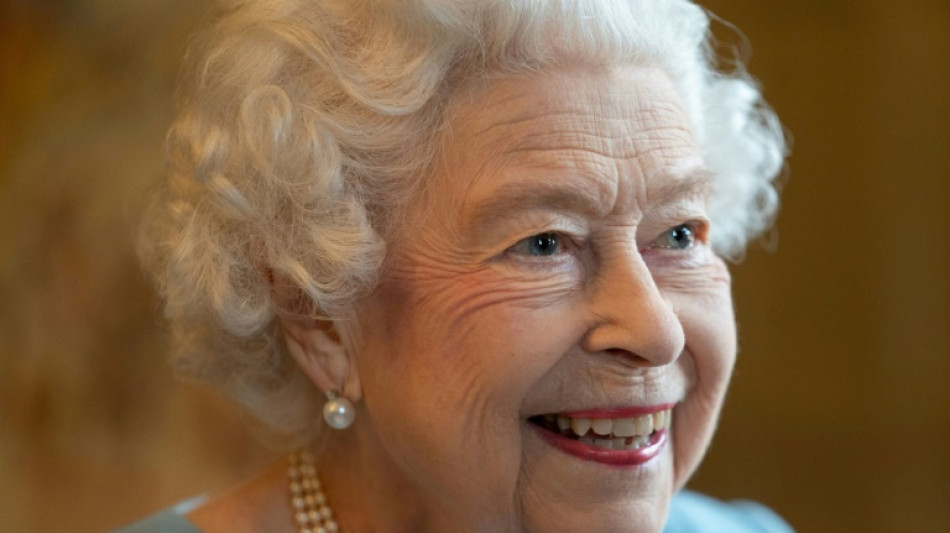 La reine Elizabeth II positive au Covid avec des symptômes "légers"