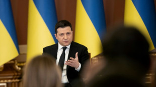 El presidente de Ucrania pide no sembrar el pánico y Macron y Putin defienden la desescalada