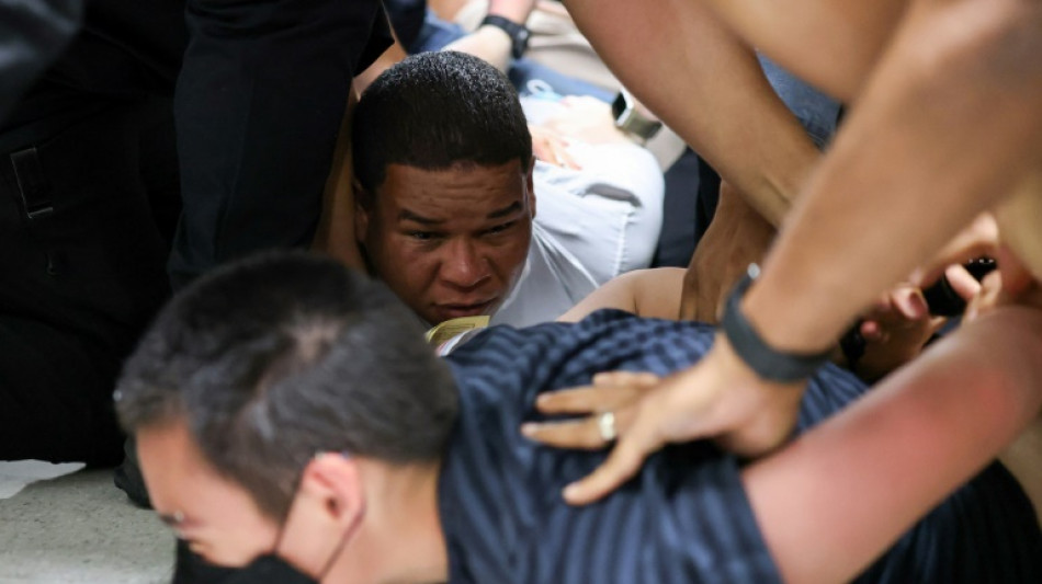 "No se resista", agentes del ICE detienen a dos migrantes dentro de un tribunal en Nueva York