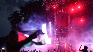 Los raperos norirlandeses Kneecap niegan cualquier apoyo a Hezbolá tras la imputación de un miembro del grupo