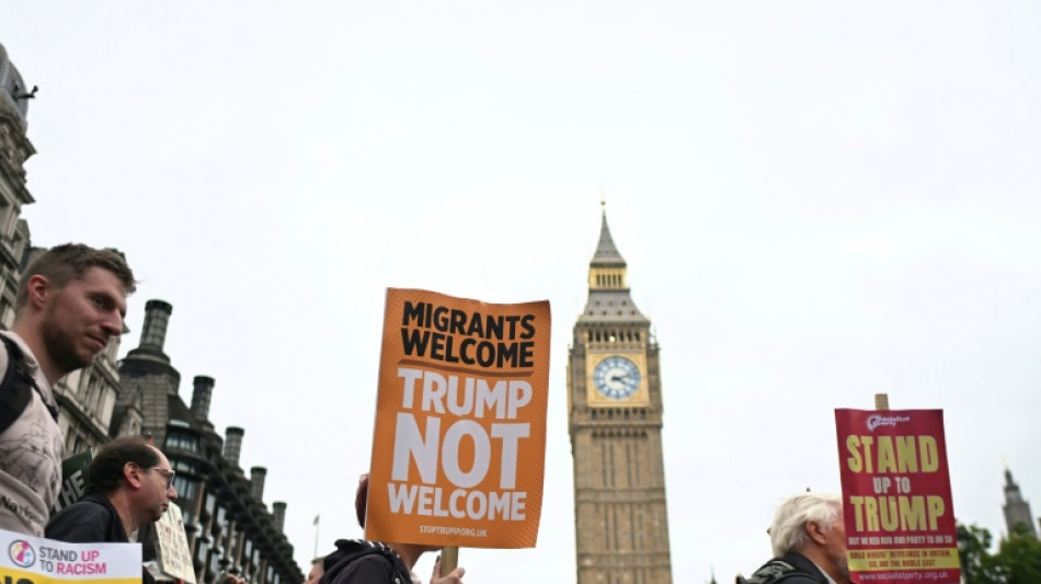 Trump auf Staatsbesuch in Gro&szlig;britannien: K&ouml;niglicher Empfang und Proteste