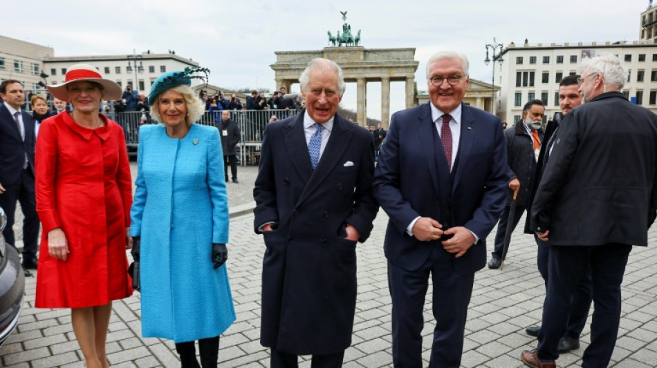 Salutsch&uuml;sse und Jubel zum Start des Staatsbesuchs von Charles und Camilla
