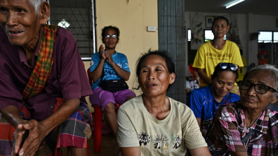 Des "frères" civils cambodgiens et thaïlandais échangent des appels à la paix