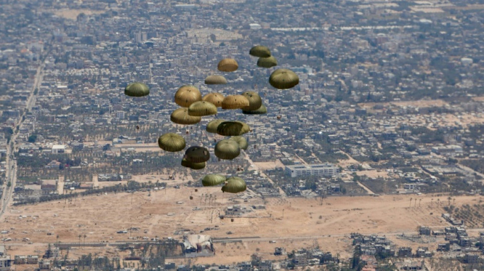 Espa&ntilde;a lanza 12 toneladas de alimentos sobre la Franja de Gaza