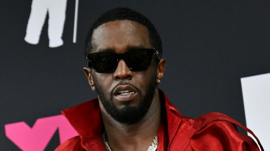 Ex-funcionária de Sean "Diddy" Combs o acusa de sequestro e ameaças de morte