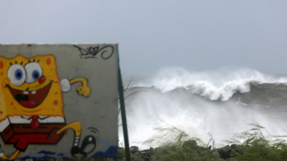 Un pétrolier s'échoue à La Réunion, toujours balayée par le cyclone Batsirai
