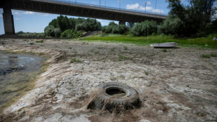 Le long d'un Danube ass&eacute;ch&eacute;, bateaux &eacute;chou&eacute;s et p&ecirc;cheurs sans travail