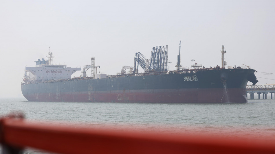 'Petroliere iraniane oltrepassano la zona di blocco Usa, prima volta in 2 mesi'