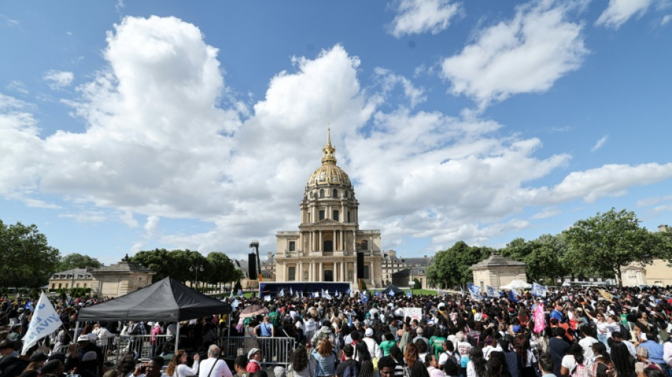 Decenas de miles de personas exaltan a Jes&uacute;s en Par&iacute;s