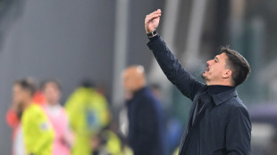 La Roma in 10 perde a Cagliari, Cremonese vince ancora