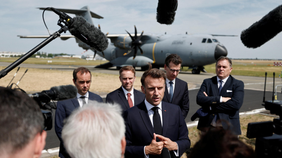 Macron a Israele, cessi raid su infrastrutture civili Iran