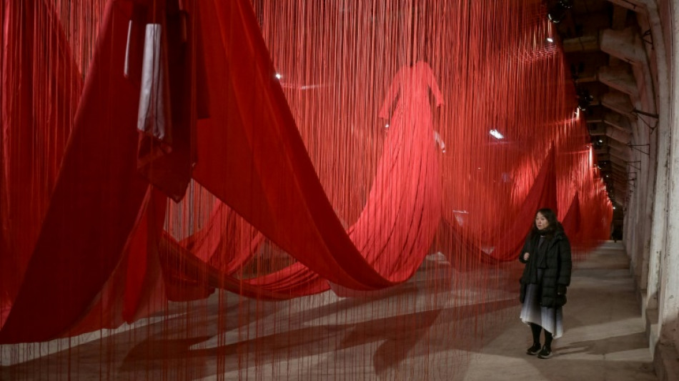 Una artista retrata con hilos rojos el horror de un campo de concentraci&oacute;n en Austria 