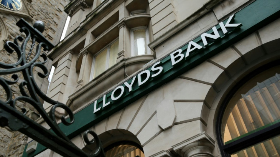 El banco brit&aacute;nico Lloyds reduce su beneficio por provisiones ante impagos