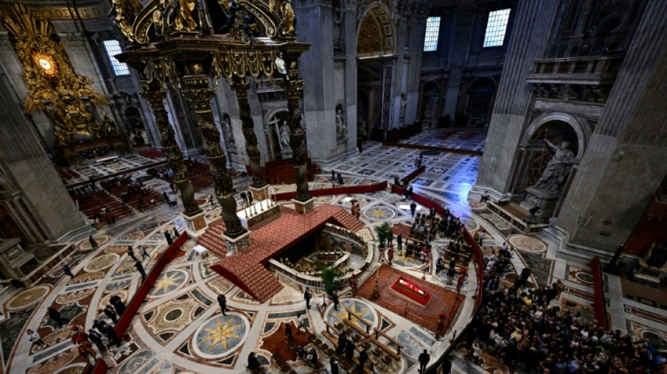 Casi 20.000 fieles despiden al papa Francisco en el inicio de su capilla ardiente