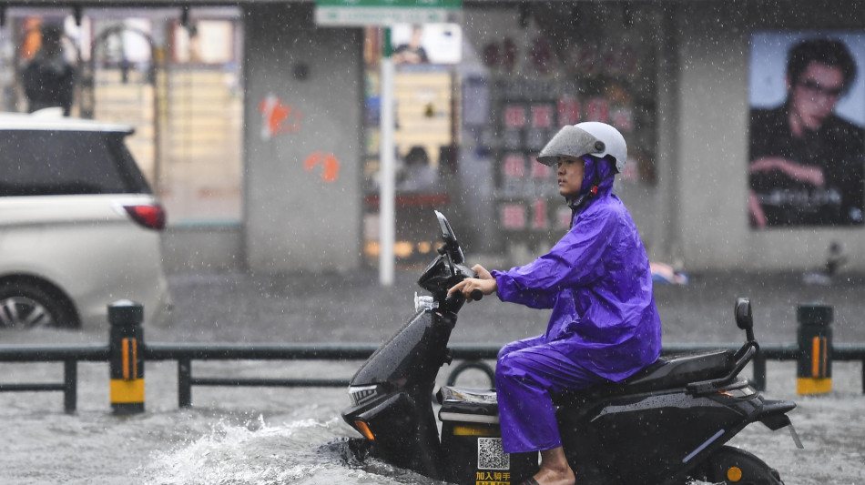 Forti piogge a Pechino, 30 morti e 80 mila sfollati