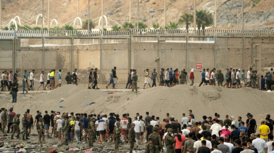 Una avalancha de migrantes paraliza la vida cotidiana en Ceuta
