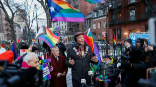 Emp&ouml;rung &uuml;ber Entfernung von Regenbogenflagge von Stonewell-Monument in New York