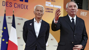 La extrema derecha y la extrema izquierda francesas rechazan acuerdo para salvar al primer ministro