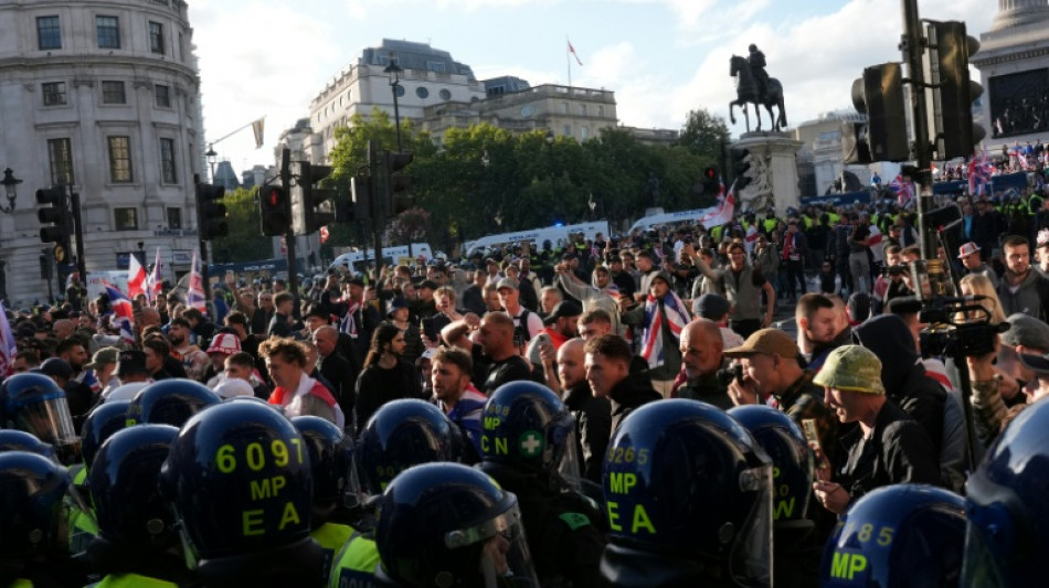 London: Rechtsextremist Tommy Robinson zieht zehntausende Demonstranten an