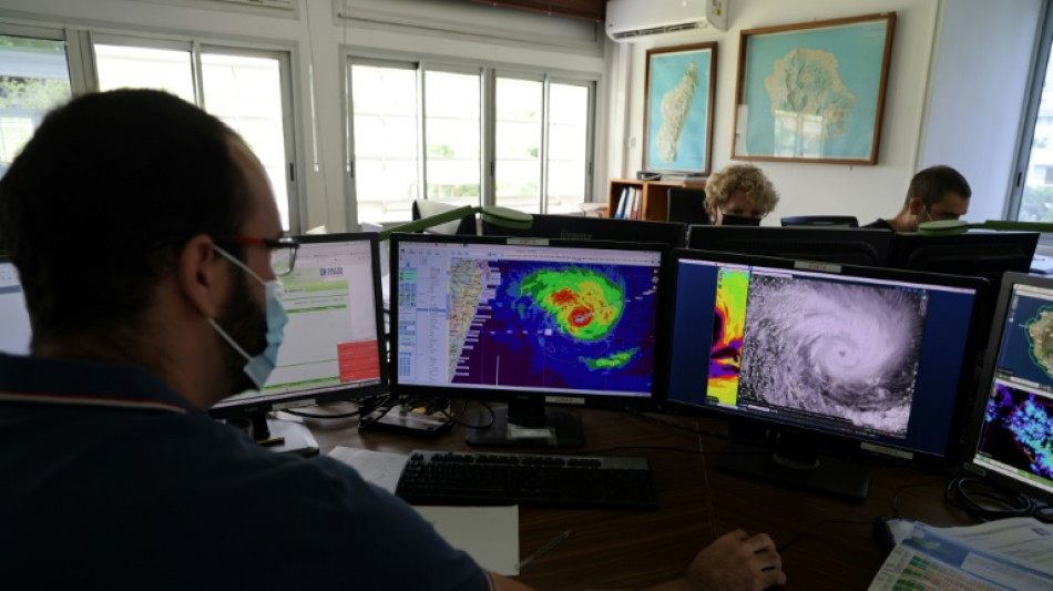Le cyclone Batsirai longe l'île de la Réunion en alerte rouge