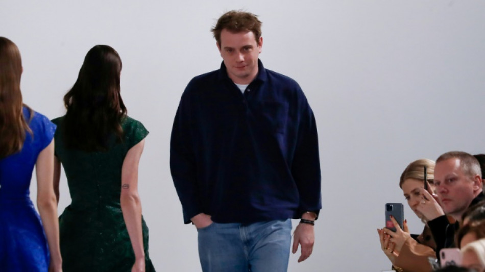Jonathan Anderson comemora dez anos na Loewe com desfile que une tradi&ccedil;&atilde;o e futuro